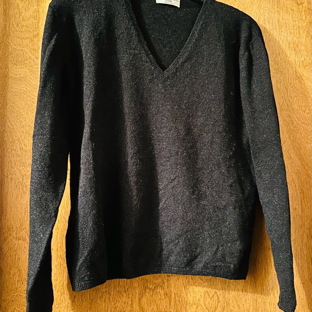RTW CHARLESTON Cashmere black V neck sweater- size M